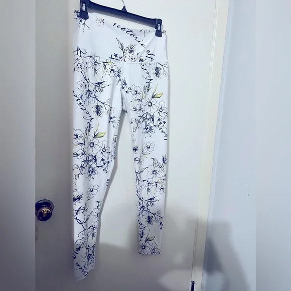 Victoria's Secret Sport bundle White Floral
Knockout Leggings and bra - Picture 5 of 13